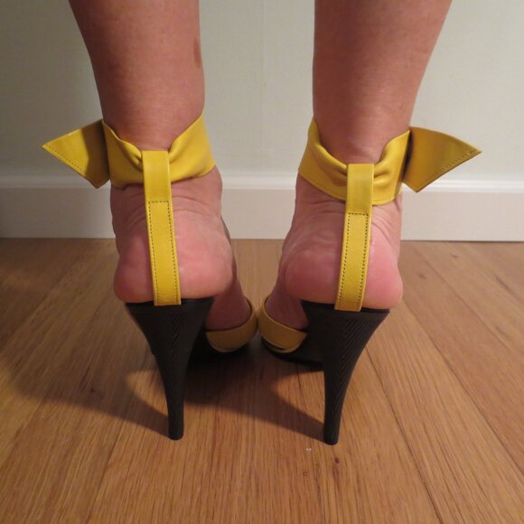 NIB CHARLES JOURDAN Vintage Yellow Ankle Cuff Heels - Picture 4 of 9